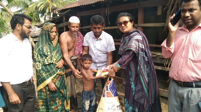 ঘূর্ণিঝড় রিমাল : দুর্গত মানুষের বাড়ি বাড়ি খাবার পৌছে দিলো ইউএনও