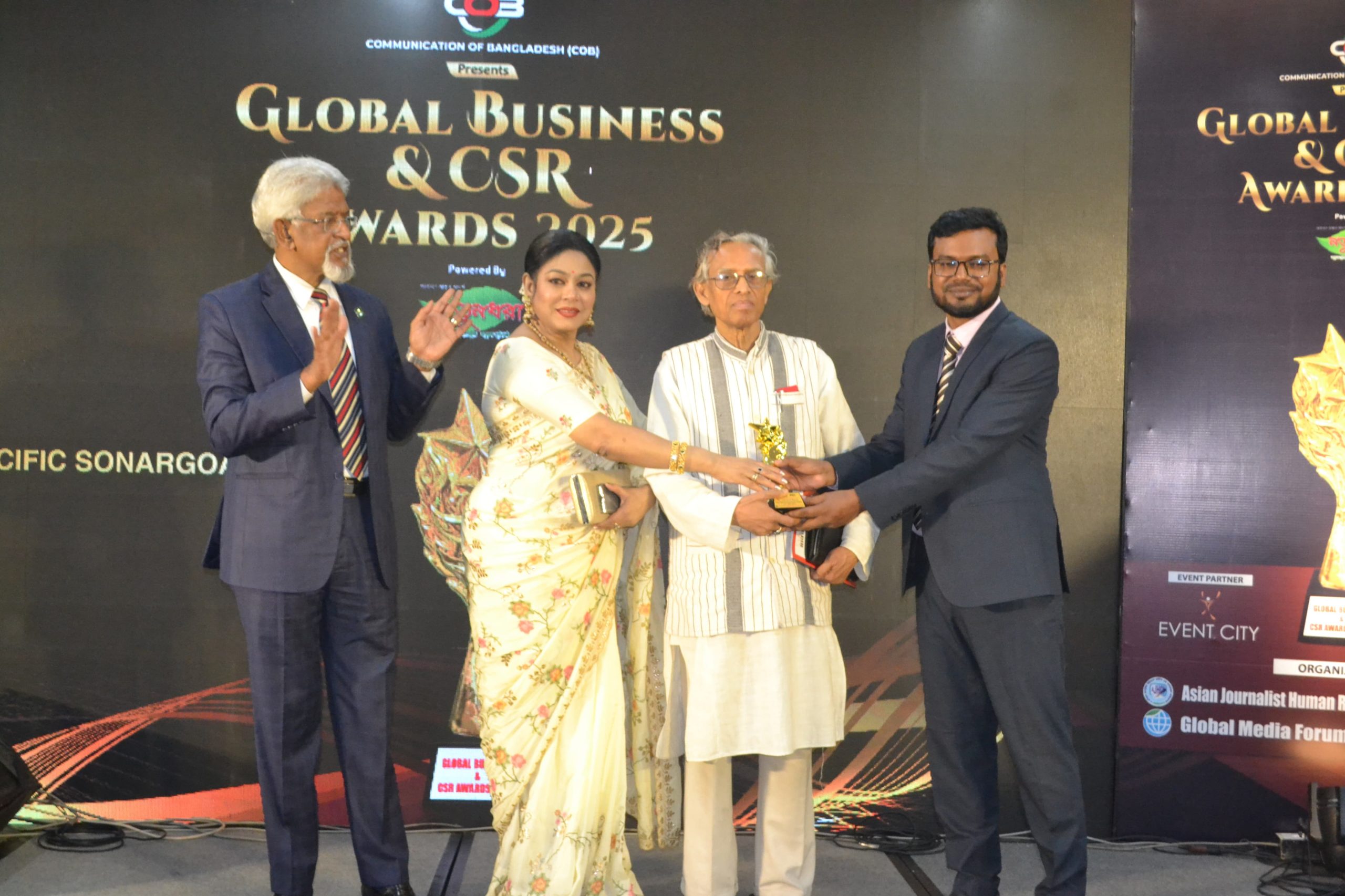 কমিউনিকেশন অফ বাংলাদেশ (কব) এর চেয়ারম্যানের হাত থেকে পুরস্কার গ্রহণ করছেন একুশে পদক প্রাপ্ত বিশিষ্ট শিক্ষাবিদ ও বিএনপি চেয়ারপারসনের উপদেষ্টা ডঃ সুকমল বড়ুয়া